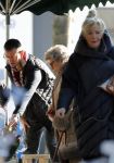 Amsterdam 7 februari 2020
Hansje Boonstra doet samen met haar zoon booddschappen in een biro karretje
