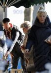 Amsterdam 7 februari 2020
Hansje Boonstra doet samen met haar zoon booddschappen in een biro karretje