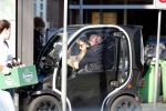 Amsterdam 7 februari 2020
Hansje Boonstra doet samen met haar zoon booddschappen in een biro karretje
