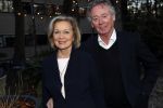 Hilversum 5 januari 2020
Peter Koelewijn krijgt een lintje van Burgemeester Pieter Broertjes.
Event vond plaats in de wisseloord studios. harry en Els v Hooff