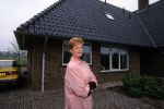 7 Mei 1999
Hermien Timmerman bij haar nieuwe huis waar zij alleen gaat wonen na de scheiding van Gert Timmerman