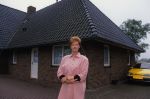 7 Mei 1999
Hermien Timmerman bij haar nieuwe huis waar zij alleen gaat wonen na de scheiding van Gert Timmerman