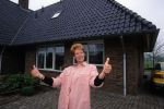 7 Mei 1999
Hermien Timmerman bij haar nieuwe huis waar zij alleen gaat wonen na de scheiding van Gert Timmerman