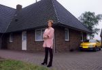 7 Mei 1999
Hermien Timmerman bij haar nieuwe huis waar zij alleen gaat wonen na de scheiding van Gert Timmerman