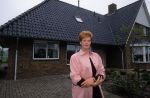 7 Mei 1999
Hermien Timmerman bij haar nieuwe huis waar zij alleen gaat wonen na de scheiding van Gert Timmerman
