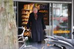 Amsterdam 12 maart 2020
Huub Oosterhuis doet boodschappen op de cornelis schuytstraat