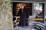 Amsterdam 12 maart 2020
Huub Oosterhuis doet boodschappen op de cornelis schuytstraat