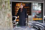 Amsterdam 12 maart 2020
Huub Oosterhuis doet boodschappen op de cornelis schuytstraat