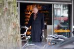 Amsterdam 12 maart 2020
Huub Oosterhuis doet boodschappen op de cornelis schuytstraat