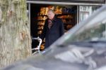 Amsterdam 12 maart 2020
Huub Oosterhuis doet boodschappen op de cornelis schuytstraat