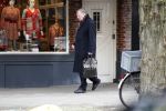 Amsterdam 12 maart 2020
Huub Oosterhuis doet boodschappen op de cornelis schuytstraat