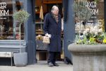 Amsterdam 12 maart 2020
Huub Oosterhuis doet boodschappen op de cornelis schuytstraat