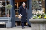 Amsterdam 12 maart 2020
Huub Oosterhuis doet boodschappen op de cornelis schuytstraat