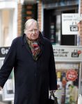 Amsterdam 12 maart 2020
Huub Oosterhuis doet boodschappen op de cornelis schuytstraat