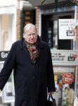 Amsterdam 12 maart 2020
Huub Oosterhuis doet boodschappen op de cornelis schuytstraat