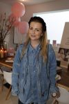 Bussum 3 maart 2020
Opening nieuwe pand en boekpresentatie van Vivian Reijs. Wendy v Dijk ontvangt het eerste boek . Jennifer Ewbank met een vriendin