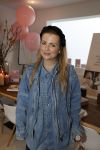 Bussum 3 maart 2020
Opening nieuwe pand en boekpresentatie van Vivian Reijs. Wendy v Dijk ontvangt het eerste boek . Jennifer Ewbank met een vriendin