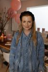 Bussum 3 maart 2020
Opening nieuwe pand en boekpresentatie van Vivian Reijs. Wendy v Dijk ontvangt het eerste boek . Jennifer Ewbank met een vriendin