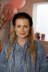 Bussum 3 maart 2020
Opening nieuwe pand en boekpresentatie van Vivian Reijs. Wendy v Dijk ontvangt het eerste boek . Jennifer Ewbank met een vriendin