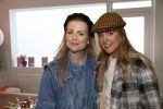Bussum 3 maart 2020
Opening nieuwe pand en boekpresentatie van Vivian Reijs. Wendy v Dijk ontvangt het eerste boek . Jennifer Ewbank met een vriendin
