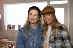 Bussum 3 maart 2020
Opening nieuwe pand en boekpresentatie van Vivian Reijs. Wendy v Dijk ontvangt het eerste boek . Jennifer Ewbank met een vriendin