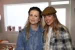Bussum 3 maart 2020
Opening nieuwe pand en boekpresentatie van Vivian Reijs. Wendy v Dijk ontvangt het eerste boek . Jennifer Ewbank met een vriendin
