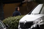 Blaricum 14 februari 2020
Marco Borsato met rode rozen bij zijn huis . Het is valentijnsdag. Er lopen meerdere werklui rond bij de villa van Marco en leontien