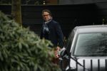 Blaricum 14 februari 2020
Marco Borsato met rode rozen bij zijn huis . Het is valentijnsdag. Er lopen meerdere werklui rond bij de villa van Marco en leontien