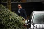 Blaricum 14 februari 2020
Marco Borsato met rode rozen bij zijn huis . Het is valentijnsdag. Er lopen meerdere werklui rond bij de villa van Marco en leontien