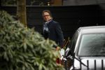 Blaricum 14 februari 2020
Marco Borsato met rode rozen bij zijn huis . Het is valentijnsdag. Er lopen meerdere werklui rond bij de villa van Marco en leontien