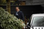 Blaricum 14 februari 2020
Marco Borsato met rode rozen bij zijn huis . Het is valentijnsdag. Er lopen meerdere werklui rond bij de villa van Marco en leontien