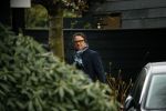 Blaricum 14 februari 2020
Marco Borsato met rode rozen bij zijn huis . Het is valentijnsdag. Er lopen meerdere werklui rond bij de villa van Marco en leontien