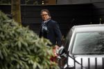 Blaricum 14 februari 2020
Marco Borsato met rode rozen bij zijn huis . Het is valentijnsdag. Er lopen meerdere werklui rond bij de villa van Marco en leontien