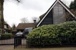 Blaricum 14 februari 2020
Marco Borsato met rode rozen bij zijn huis . Het is valentijnsdag. Er lopen meerdere werklui rond bij de villa van Marco en leontien