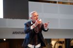 Nieuwegein 9 februari 202
Martien Meiland geeft soort van presentatie bij de woningindustrie.