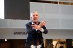 Nieuwegein 9 februari 202
Martien Meiland geeft soort van presentatie bij de woningindustrie.