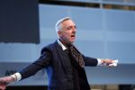Nieuwegein 9 februari 202
Martien Meiland geeft soort van presentatie bij de woningindustrie.
