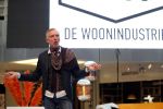 Nieuwegein 9 februari 202
Martien Meiland geeft soort van presentatie bij de woningindustrie.