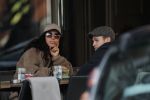 Amsterdam 3 februari 2020
Moise Trustful met haar vriend Kaj v d Voort op terras bij v Dam