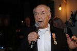 Hilversum 5 januari 2020
Peter Koelewijn krijgt een lintje van Burgemeester Pieter Broertjes.
Event vond plaats in de wisseloord studios.