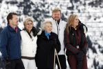 Lech 25 februari 2020
Fotouurtje Koninklijke familie. Aanwezig Koning Willem Alexander Koningin Maxima Prinses Amalia Alexia Ariane Prinses Beatrix Prins Constantijn Prinses laurentien Gravin Eloise Graaf Claus Casimir en Gravin Leonore .