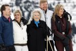Lech 25 februari 2020
Fotouurtje Koninklijke familie. Aanwezig Koning Willem Alexander Koningin Maxima Prinses Amalia Alexia Ariane Prinses Beatrix Prins Constantijn Prinses laurentien Gravin Eloise Graaf Claus Casimir en Gravin Leonore .