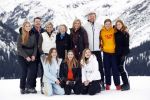 Lech 25 februari 2020
Fotouurtje Koninklijke familie. Aanwezig Koning Willem Alexander Koningin Maxima Prinses Amalia Alexia Ariane Prinses Beatrix Prins Constantijn Prinses laurentien Gravin Eloise Graaf Claus Casimir en Gravin Leonore .