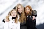 Lech 25 februari 2020
Fotouurtje Koninklijke familie. Aanwezig Koning Willem Alexander Koningin Maxima Prinses Amalia Alexia Ariane Prinses Beatrix Prins Constantijn Prinses laurentien Gravin Eloise Graaf Claus Casimir en Gravin Leonore .