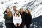 Lech 25 februari 2020
Fotouurtje Koninklijke familie. Aanwezig Koning Willem Alexander Koningin Maxima Prinses Amalia Alexia Ariane Prinses Beatrix Prins Constantijn Prinses laurentien Gravin Eloise Graaf Claus Casimir en Gravin Leonore .