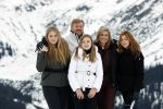 Lech 25 februari 2020
Fotouurtje Koninklijke familie. Aanwezig Koning Willem Alexander Koningin Maxima Prinses Amalia Alexia Ariane Prinses Beatrix Prins Constantijn Prinses laurentien Gravin Eloise Graaf Claus Casimir en Gravin Leonore .