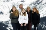 Lech 25 februari 2020
Fotouurtje Koninklijke familie. Aanwezig Koning Willem Alexander Koningin Maxima Prinses Amalia Alexia Ariane Prinses Beatrix Prins Constantijn Prinses laurentien Gravin Eloise Graaf Claus Casimir en Gravin Leonore .