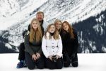 Lech 25 februari 2020
Fotouurtje Koninklijke familie. Aanwezig Koning Willem Alexander Koningin Maxima Prinses Amalia Alexia Ariane Prinses Beatrix Prins Constantijn Prinses laurentien Gravin Eloise Graaf Claus Casimir en Gravin Leonore .