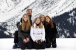 Lech 25 februari 2020
Fotouurtje Koninklijke familie. Aanwezig Koning Willem Alexander Koningin Maxima Prinses Amalia Alexia Ariane Prinses Beatrix Prins Constantijn Prinses laurentien Gravin Eloise Graaf Claus Casimir en Gravin Leonore .