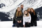 Lech 25 februari 2020
Fotouurtje Koninklijke familie. Aanwezig Koning Willem Alexander Koningin Maxima Prinses Amalia Alexia Ariane Prinses Beatrix Prins Constantijn Prinses laurentien Gravin Eloise Graaf Claus Casimir en Gravin Leonore .